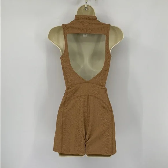 GIGI C Keelan romper textured camel tan zipper stretch keyhole activewear new L - Picture 3 of 5